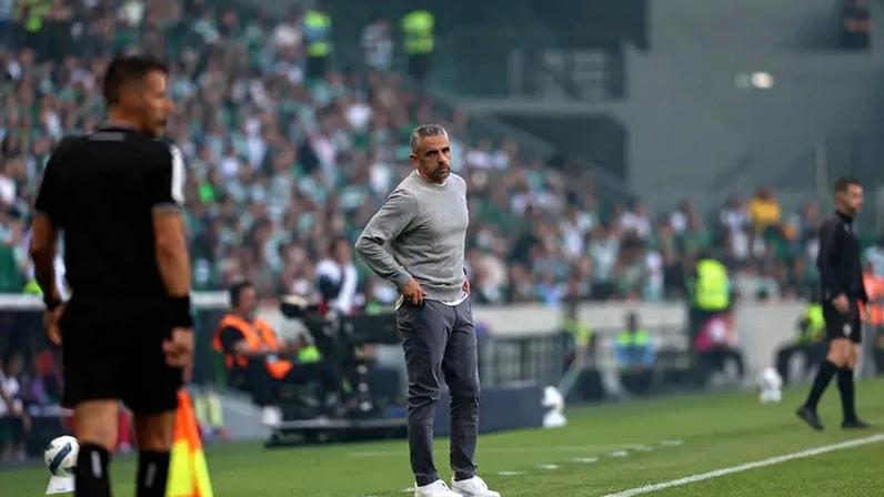 Rui Borges no banco do Sporting durante o dérbi