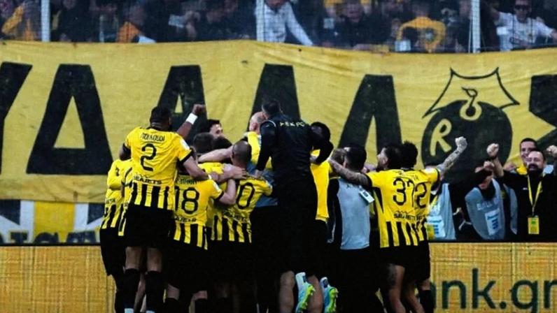 Jogadores do AEK celebram a liderança na Grécia