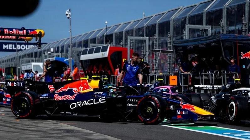O carro de Isack Hadjar a sair da garagem da Red Bull durante o fim de semana na Austrália