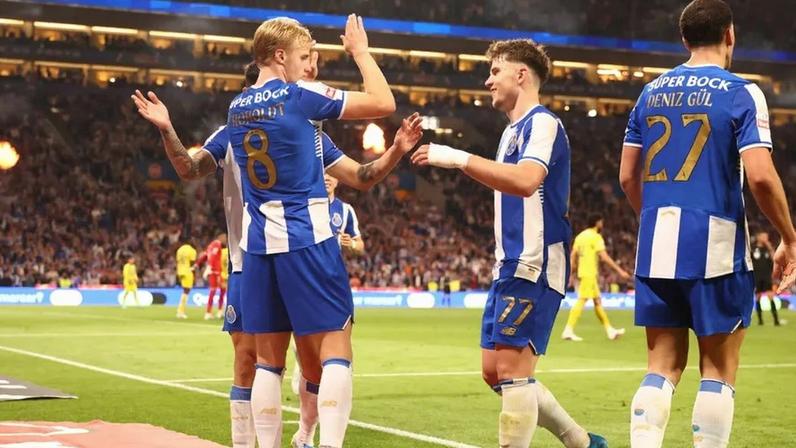 Jogadores do FC Porto festejam após golo marcado por Froholdt no Dragão