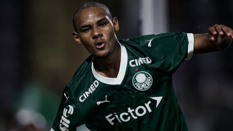 Rivais de Manchester entram na luta: jovem brasileiro deixa o futebol