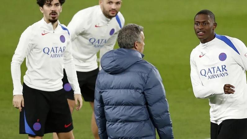 PSG atualiza estado clínico de Vitinha e Nuno Mendes