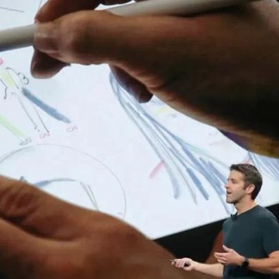 Quem é John Ternus, o novo CEO da Apple