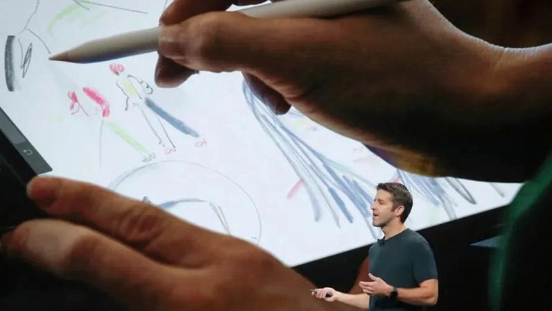 Quem é John Ternus, o novo CEO da Apple