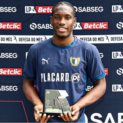 Ibrahima Ba recebe prémio de defesa do mês e destaca trabalho coletivo