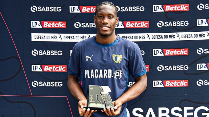 Ibrahima Ba recebe prémio de defesa do mês e destaca trabalho coletivo