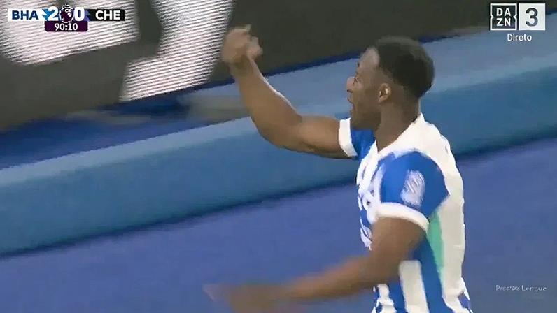 Danny Welbeck marcou ao Chelsea e 'convidou' o estádio para festejar... à Cristiano Ronaldo