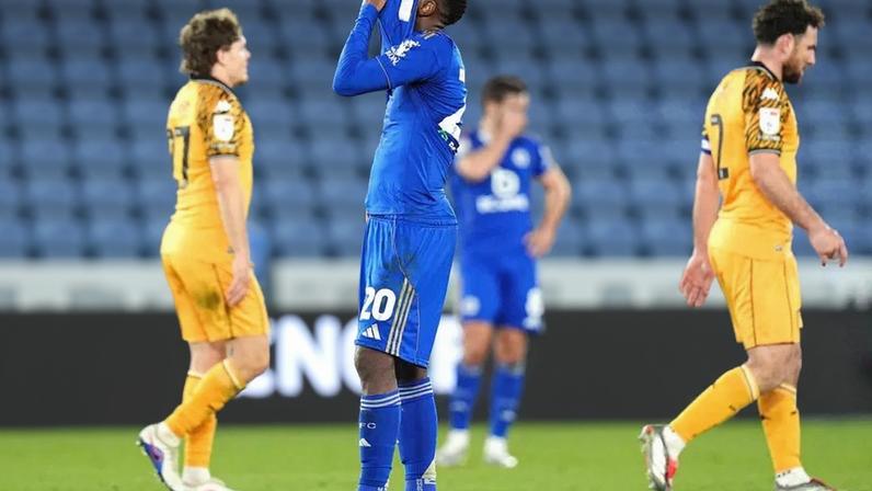 Leicester cai para a 3.ª Divisão dez anos após ter sido campeão