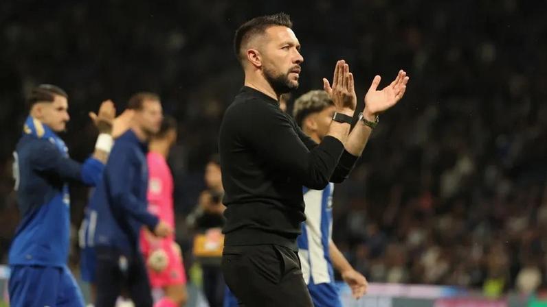 Francesco Farioli, treinador do FC Porto, aplaude os adeptos pelo apoio durante o clássico com o Sporting para a Taça