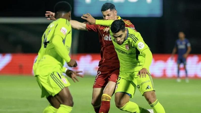 Leonardo Rivas fecha o flanco do AVS SAD