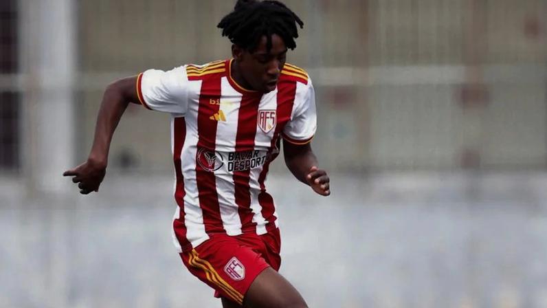 Christian Otenigbagbe tem treinado com a equipa principal do AVS