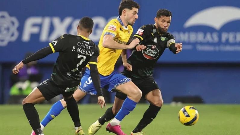 Alejandro Marqués na porta de saída do Estoril, com interessados no Brasil