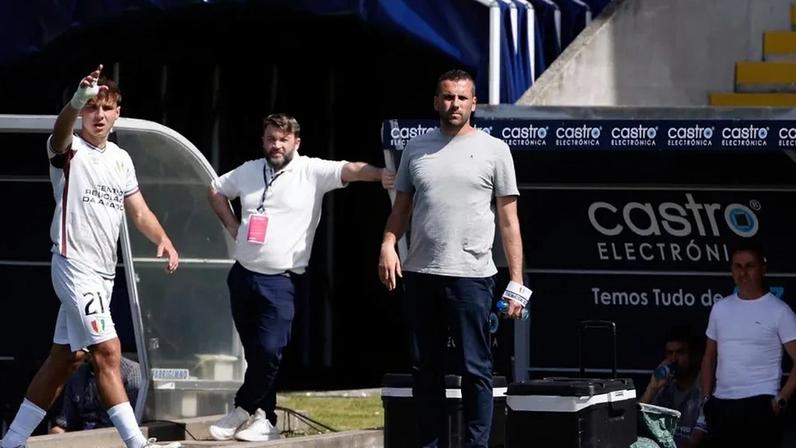João Nuno no banco do E. Amadora no jogo com o Rio Ave