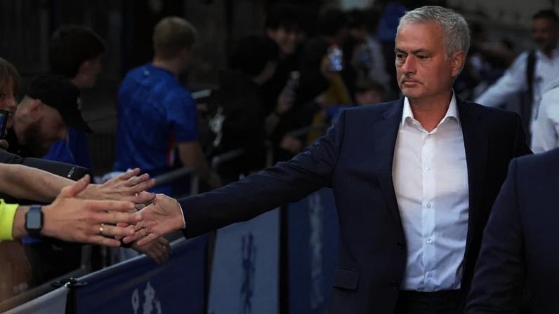 Adepto do Chelsea liga em directo e pede regresso de Mourinho