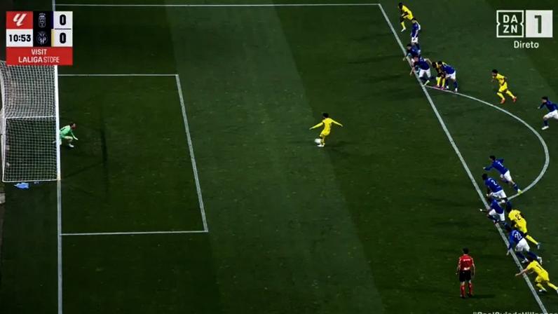 Árbitro manda repetir penálti falhado após invasão de área no Oviedo-Villarreal