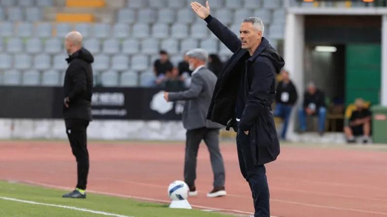 Porto perde e Benfica empata, diz Carlos Vicens que não seria fácil