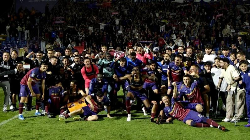 Jogadores e equipa técnica celebram apuramento junto dos adeptos do Torreense