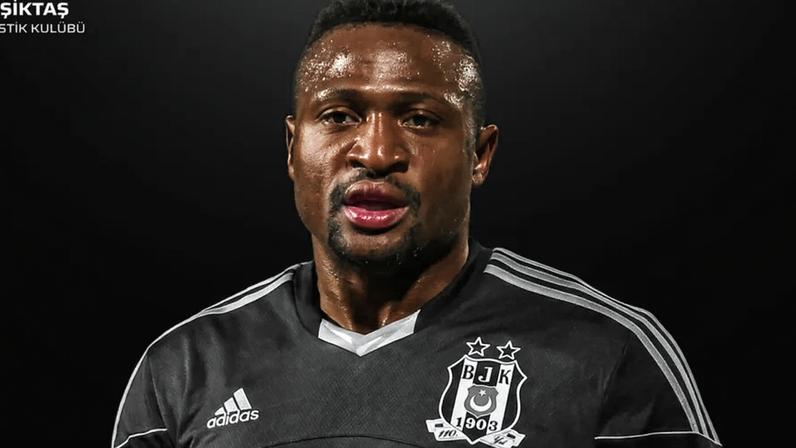 Ex-jogador internacional nigeriano morre durante jogo no país