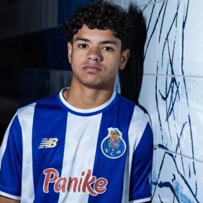 Fã de Maxi Pereira assina contrato de formação com o FC Porto