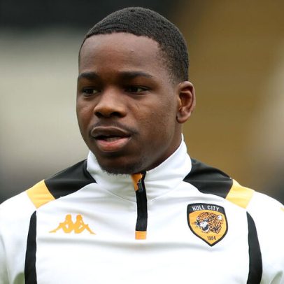 Regresso após mais de um ano com lesão no joelho esquerdo, preocupa o direito