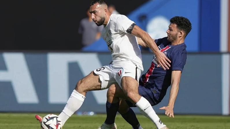 Himad Abdelli numa disputa de bola com Gonçalo Ramos quando ainda representava o Angers