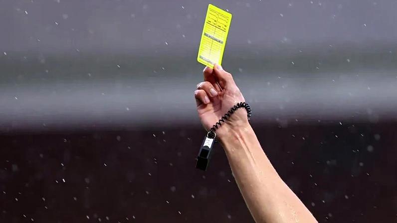 Árbitro mostra amarelo