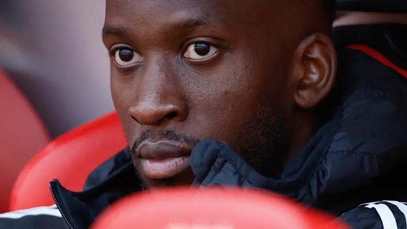 Lukebakio sentado no banco de suplentes do Benfica