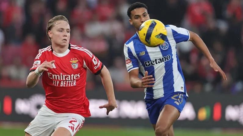 Schjelderup (à esquerda) e Alberto Costa (à direita) disputam o lance