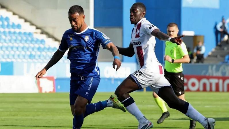 Lance entre dois jogadores durante o Feirense-Torreense