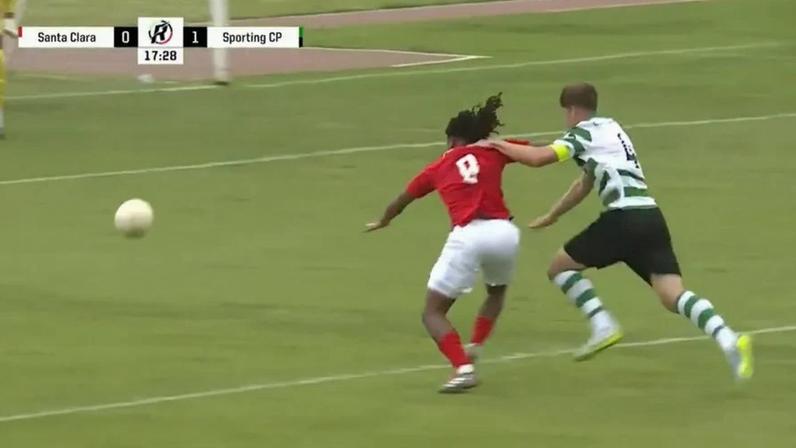 O polémico penálti assinalado no Santa Clara-Sporting em sub-23