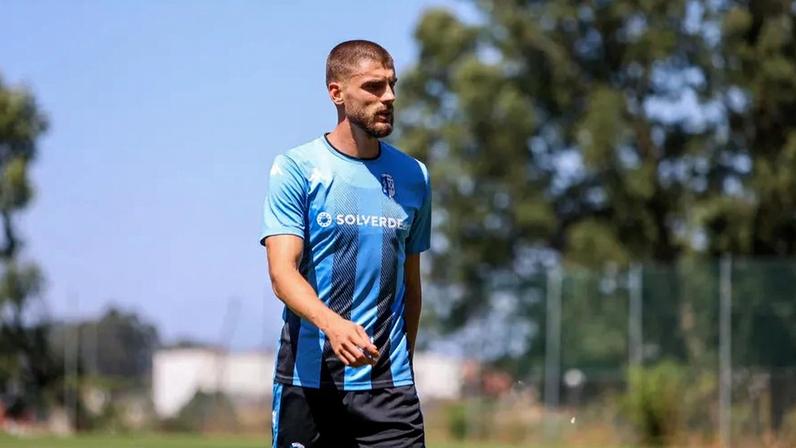 Hristov mira o eixo defensivo do Vizela