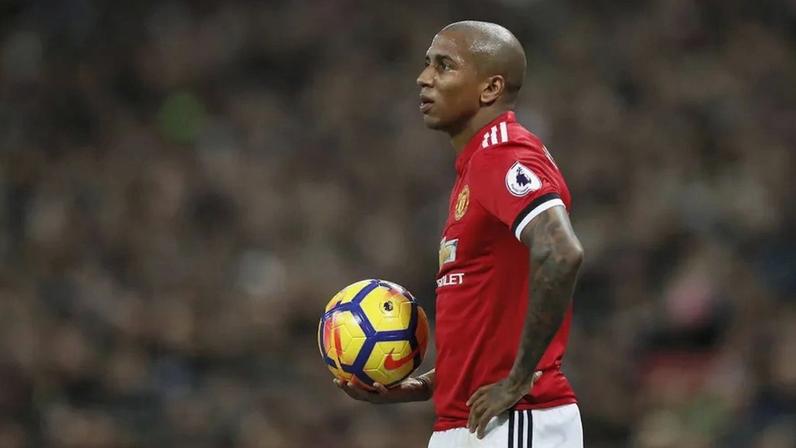 Ashley Young encerra carreira aos 40 anos