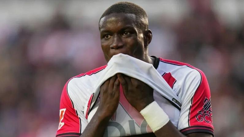 Defesa-central do Rayo Vallecano apontada ao Benfica