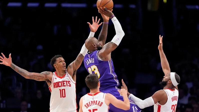 LeBron James pressionado por 3 adversários