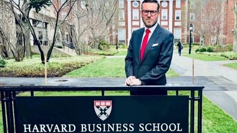 Mauro Xavier conclui programa de formação executiva em Harvard