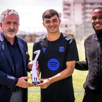 Joaquim Evangelista entrega prémio a Pedri