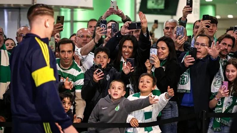 Gyökeres à chegada a Alvalade