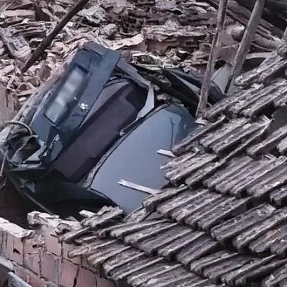 Carro despista e cai na cozinha de uma casa após percorrer 80 metros