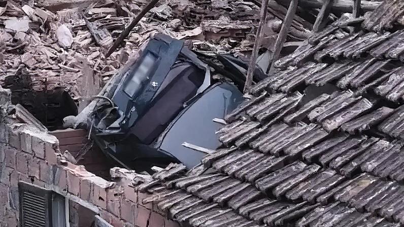 Carro em despiste cai na cozinha de uma casa após voar 80 metros