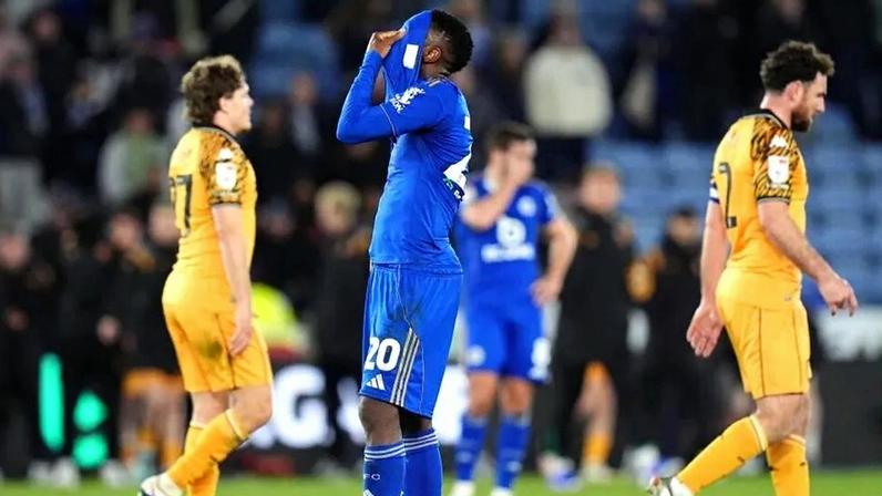 Leicester despromovido à League One dez anos após o título da Premier