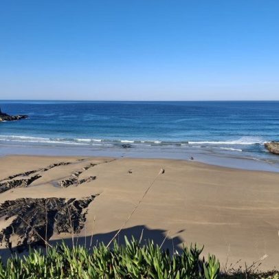 Praia da Zambujeira do Mar recupera Bandeira Azul no Alentejo