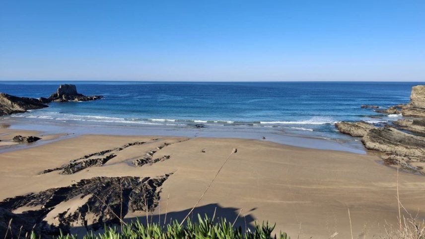 Praia da Zambujeira do Mar recupera Bandeira Azul no Alentejo
