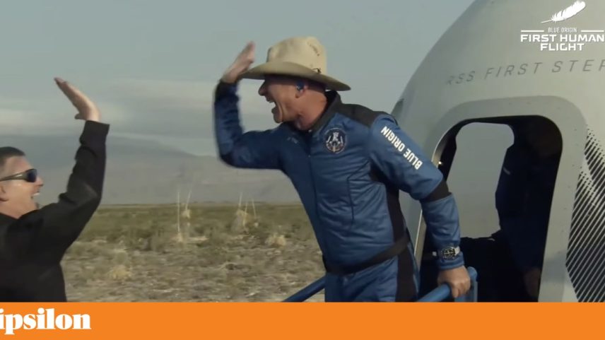 Jeff Bezos, à direita, no regresso ao solo terrestre, após um voo na New Shepard, da sua empresa Blue Origin, em Julho de 2021