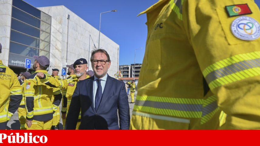 O ministro da Administração Interna, Luís Neves, passa revista às forças em parada, durante a cerimónia do 19.º aniversário da Autoridade Nacional de Emergência e Protecção Civil, em Pombal