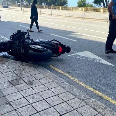 Acidente grave entre carro e duas motas corta Avenida Brasil no Porto