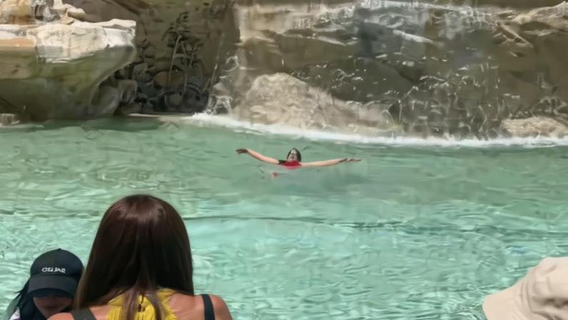 Turista filmada a nadar na Fontana di Trevi