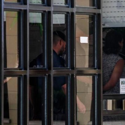 Menores abandonados: mãe canta e padrasto grita je vous aime diante do tribunal