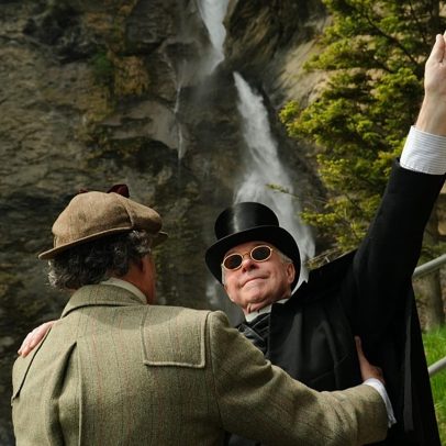 Fãs na Suíça recriam morte de Sherlock Holmes nas cataratas de Reichenbach