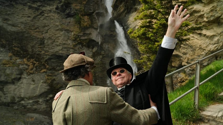 Entusiastas recriam o fatídico confronto entre Sherlock Holmes e o professor Moriarty nas cascatas de Reichenbach, Suíça, 3 de maio de 2026