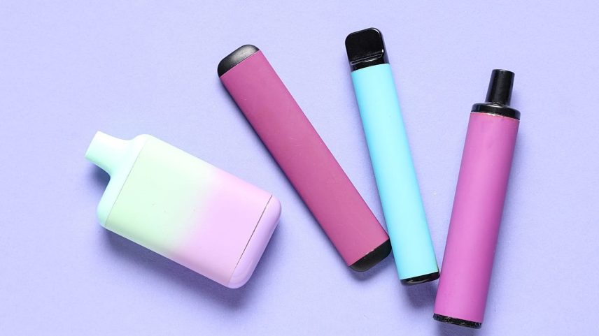 O uso de produtos de substituição da nicotina, como vapes e saquetas orais, generalizou-se.